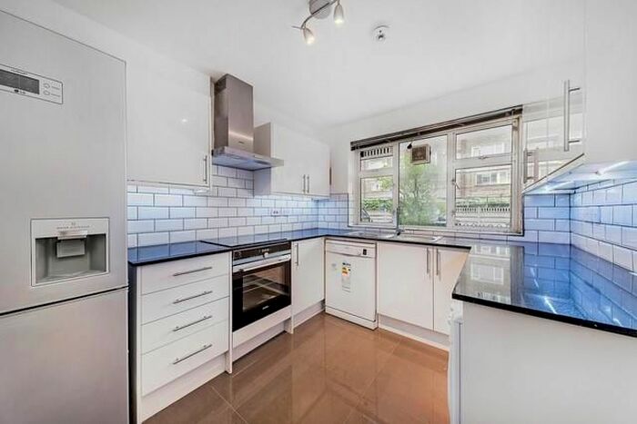 3 Bedroom Flat To Rent In Patmore Estate, London, SW8