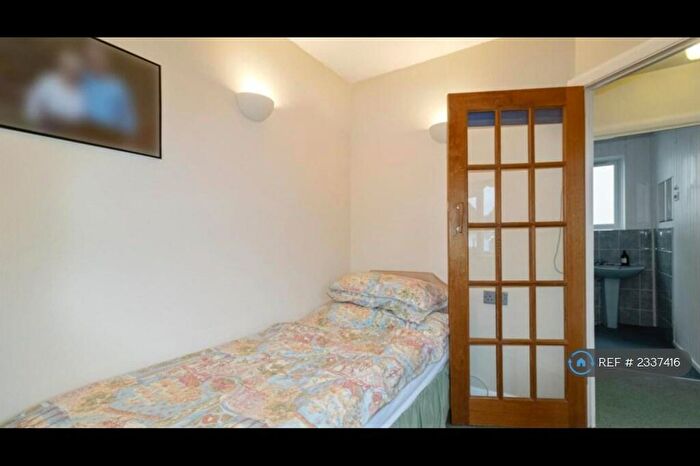 2 Bedroom Bungalow To Rent In Milton Avenue, Barnet, EN5