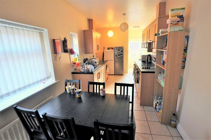 6 Bedroom Maisonette To Rent In Buston Terrace, Jesmond, Newcastle Upon Tyne, NE2