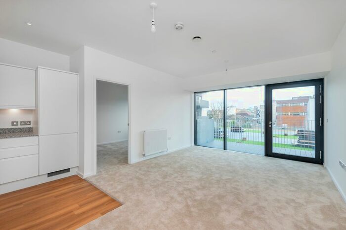 2 Bedroom Flat To Rent In Ilford Hill, Ilford, London, IG1