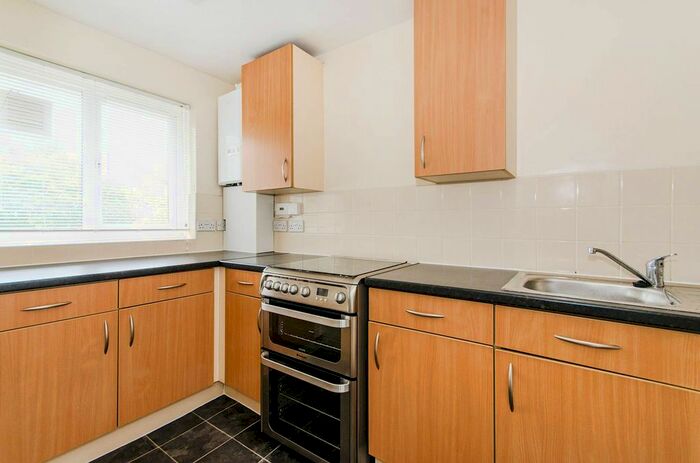 1 Bedroom Flat To Rent In Buckingham Avenue, Perivale, Greenford, UB6