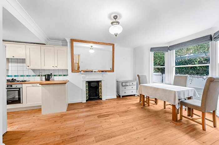 2 Bedroom Flat For Sale In Cardigan Road, Richmond, TW10