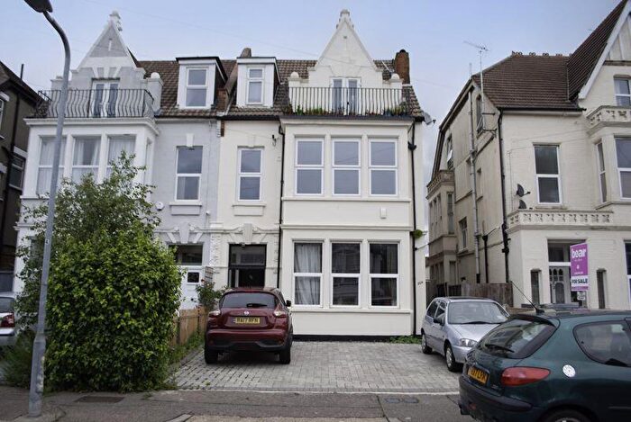 2 Bedroom Flat For Sale In Finchley Road, Westcliff-On-Sea, Essex, SS0