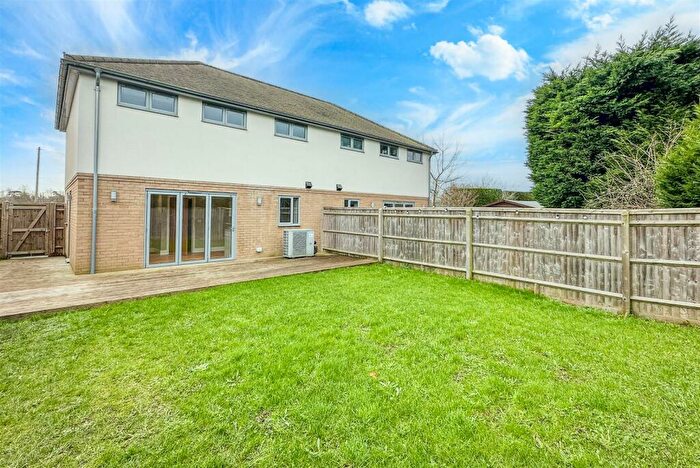 3 Bedroom Semi-Detached House For Sale In Henley Road, Shillingford, OX10