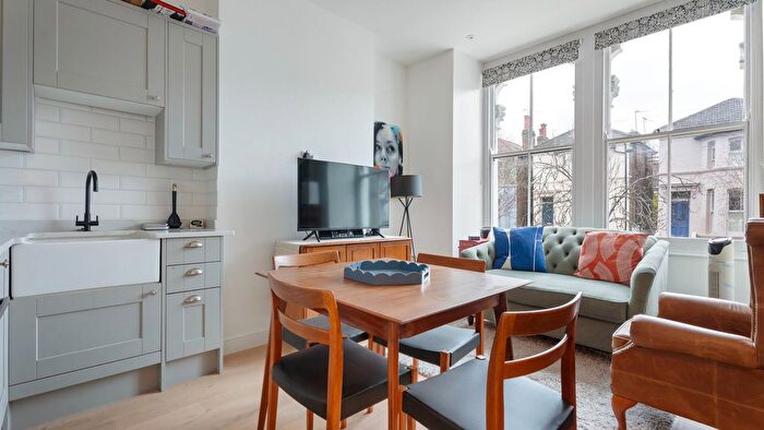 1 Bedroom Flat For Sale In Starfield Road, London, W12