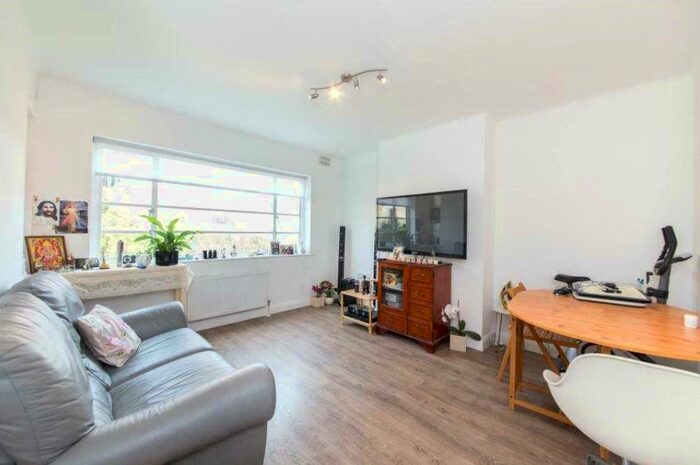 2 Bedroom Flat To Rent In Denison Close, East Finchley, London, N2