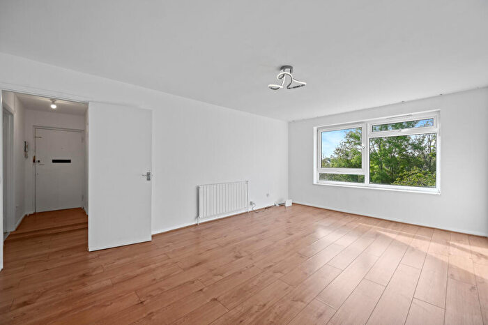 1 Bedroom Flat For Sale In Kingsclere Court, London, N12