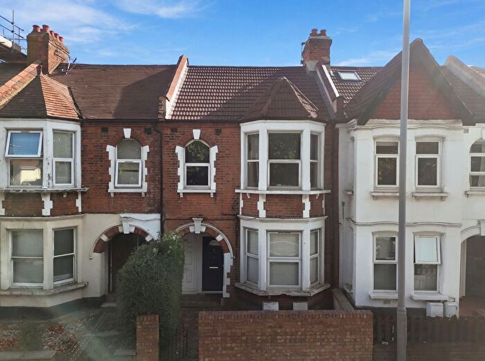 2 Bedroom Flat For Sale In High Road Leyton, Leyton, E10