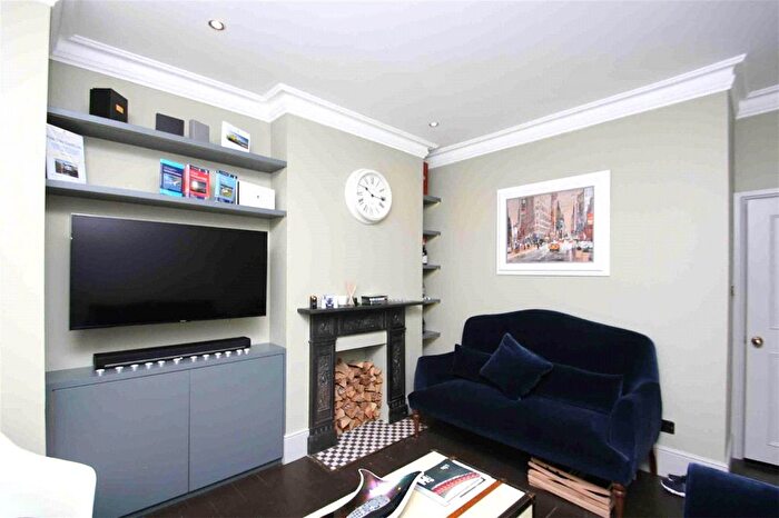 2 Bedroom Flat For Sale In Cromford Road, London, SW18