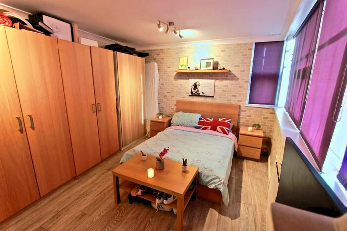 2 Bedroom Apartment To Rent In High Road, London, N12