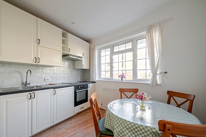 Studio To Rent In Clifton Gardens, London, NW11