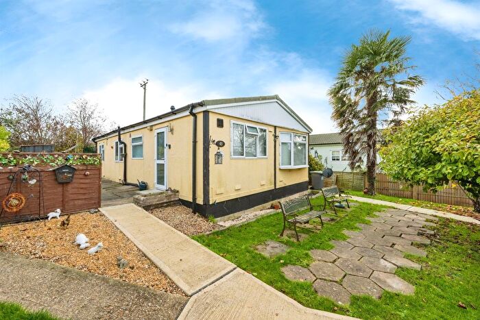 3 Bedroom Park Home For Sale In The Baulk, Clapham, Bedford, MK41