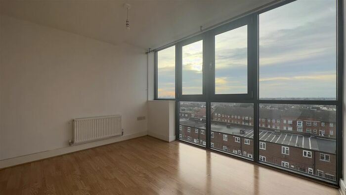 2 Bedroom Flat To Rent In Bramley Crescent, Gants Hill, IG2