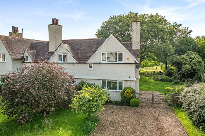 3 Bedroom Semi-Detached House For Sale In Bloomsbury Close, Woburn, Bedfordshire, MK17
