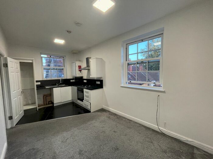 2 Bedroom Flat To Rent In South End, Croydon, Surrey, CR0