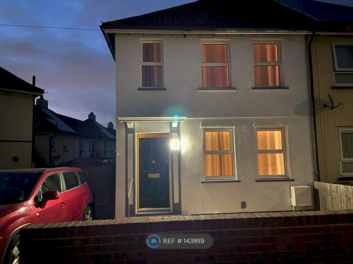 3 Bedroom Semi-Detached House To Rent In London Gravesend, London Gravesend, DA12