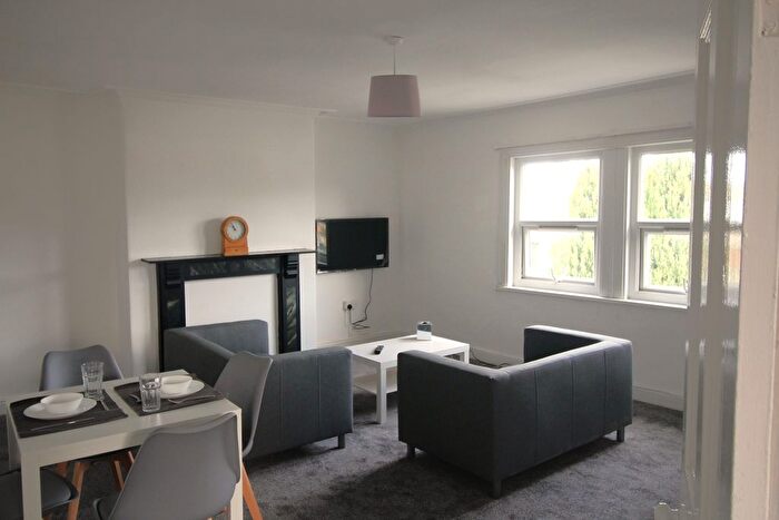 2 Bedroom Flat To Rent In Flat, Kelso Road, LS2