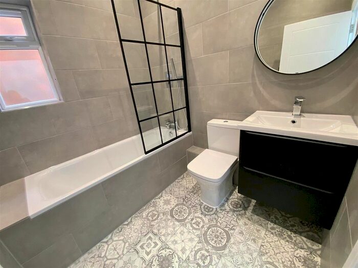 2 Bedroom Flat To Rent In High Street, Potters Bar, Herts, EN6