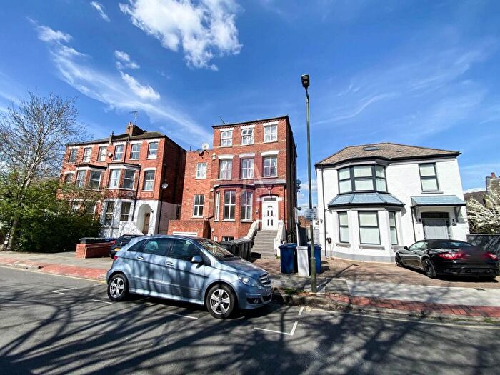 3 Bedroom Apartment To Rent In Crescent Road, Finchley, London, N3