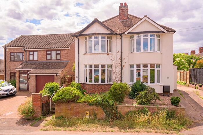 3 Bedroom Semi-Detached House For Sale In High Hill Avenue, Rothwell, Kettering, NN14