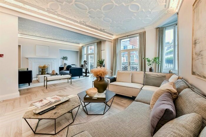 8 Bedroom Flat To Rent In Wellington Court, Knightsbridge, SW1X