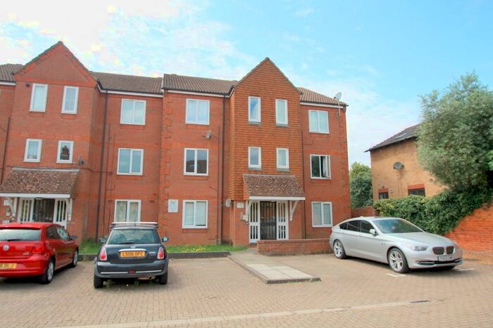 2 Bedroom Apartment To Rent In Ashburnham Road, Bedford, Bedfordshire, MK40