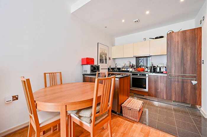 1 Bedroom Flat For Sale In Great West Road, Brentford, TW8