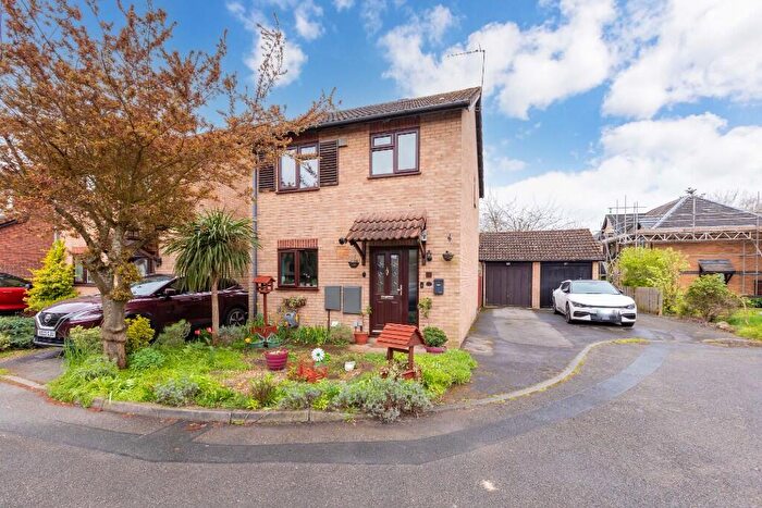 3 Bedroom Link Detached House For Sale In Garnet Close, Cippenham, SL1