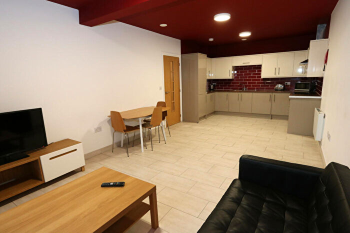 3 Bedroom Flat To Rent In Kings Court, - King William Street, Coventry, West Midlands, CV1