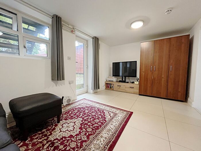 1 Bedroom Flat To Rent In Spring Grove Road, Hounslow, TW3