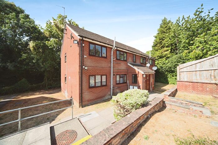 2 Bedroom Maisonette For Sale In Moreton Road North, Luton, LU2