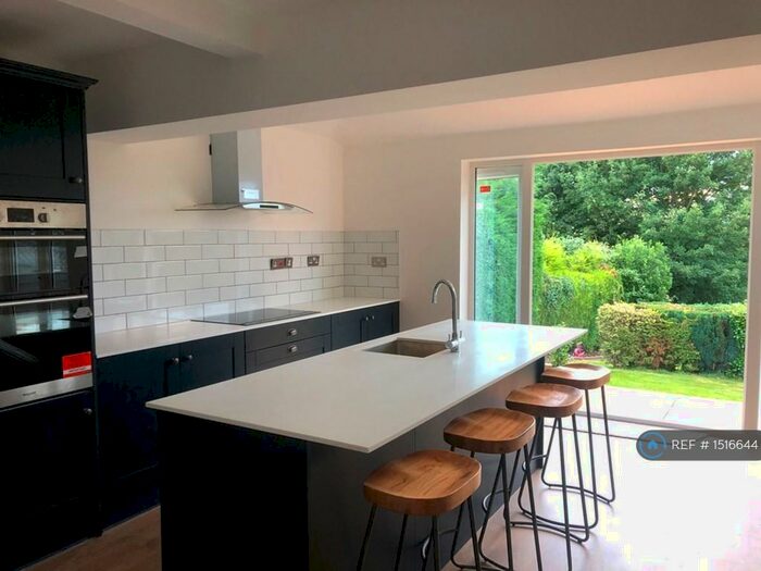 3 Bedroom Semi-Detached House To Rent In Thornhill Road, Halesowen, B63