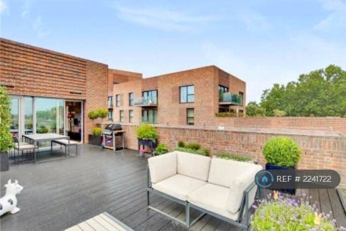 2 Bedroom Flat To Rent In New Paragon Walk, London, SE17