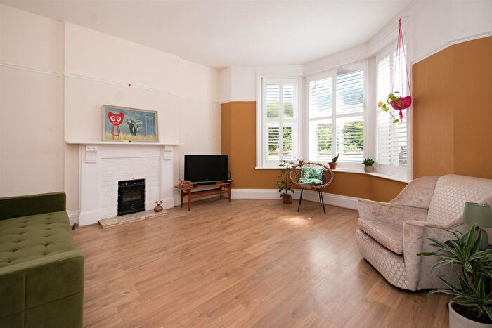 1 Bedroom Flat For Sale In Cornwallis Gardens, Hastings, TN34