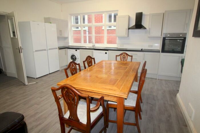 Flat To Rent In High Street, Bromsgrove, Worcestershire, B61