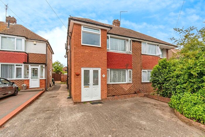3 Bedroom Semi-detached House For Sale In Cedar Close, Walsall, West Midlands, WS5