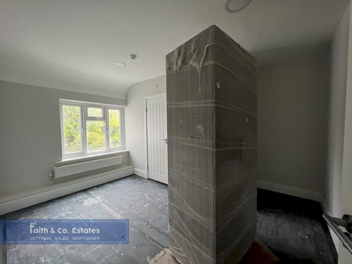 6 Bedroom Semi-Detached House To Rent In Sutherland Avenue, Hayes, UB3