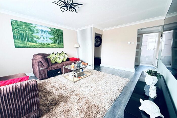 2 Bedroom Flat For Sale In Uffington Drive, Bracknell, Berkshire, RG12