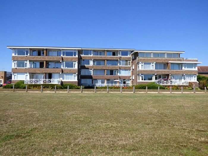 3 Bedroom Flat To Rent In Direct Sea Views, BN16