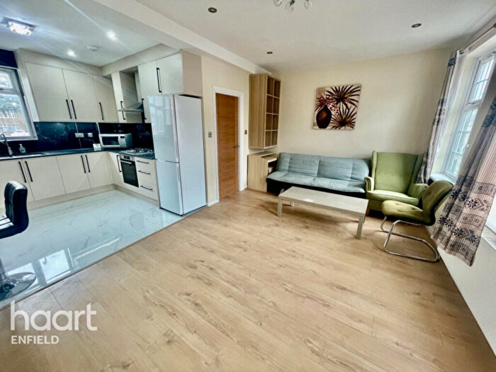 3 Bedroom Apartment To Rent In Crown Lane, London, N14