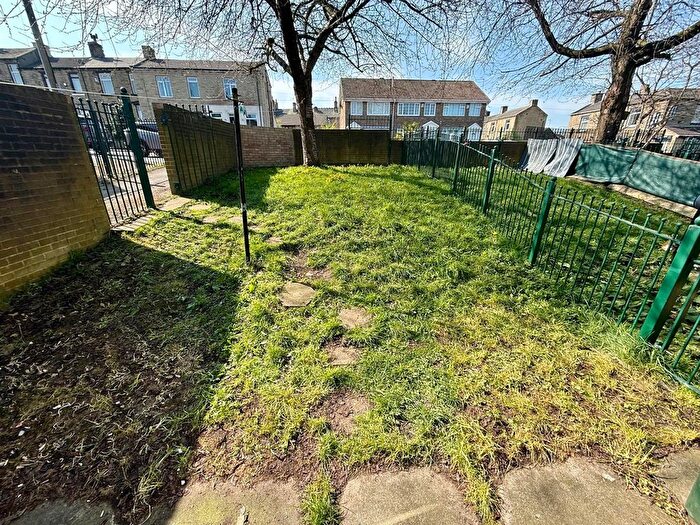 1 Bedroom Flat To Rent In Whytecote End, Wyke, Bradford, BD12