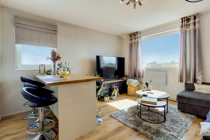 2 Bedroom Flat To Rent In Porchester Mead, Beckenham, BR3