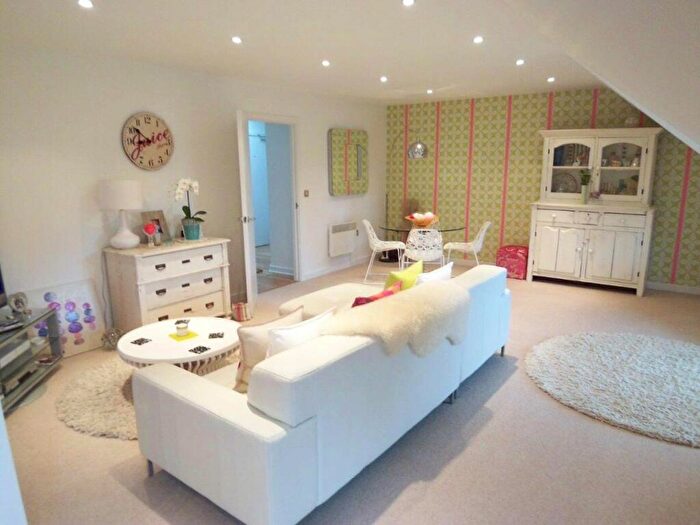 2 Bedroom Flat To Rent In Harrogate Road, Leeds, West Yorkshire, Uk, LS17