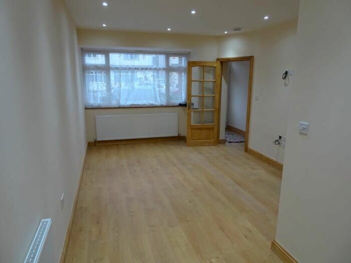 3 Bedroom End Of Terrace House To Rent In Woodrow Ave, Hayes, Middlesex UB4