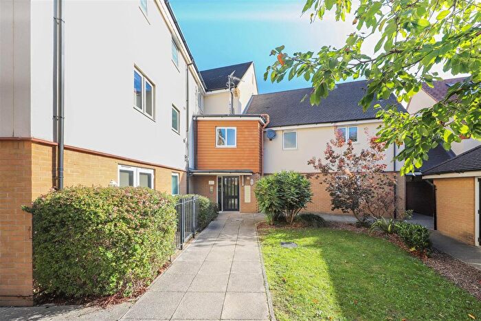 2 Bedroom Mobile/park Home For Sale In Albacore Way, Hayes, UB3