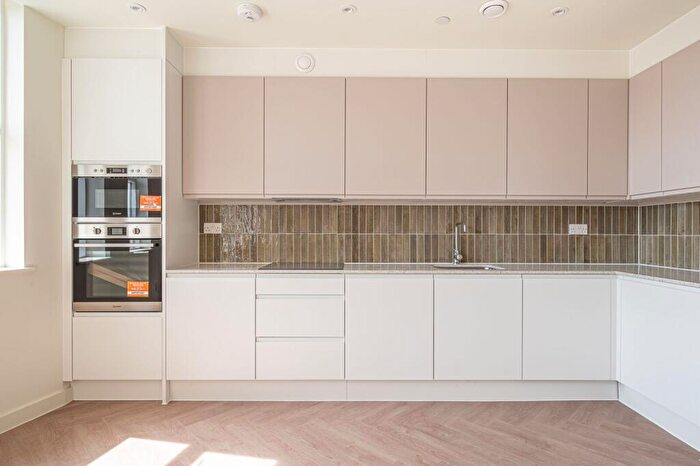 2 Bedroom Flat To Rent In Ballards Lane, Finchley Central, London, N3