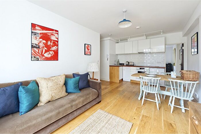 1 Bedroom Flat To Rent In Cornwall Crescent, W11