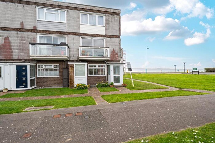 2 Bedroom Flat For Sale In Marine Parade East, Lee-on-the-Solent, Hampshire, PO13