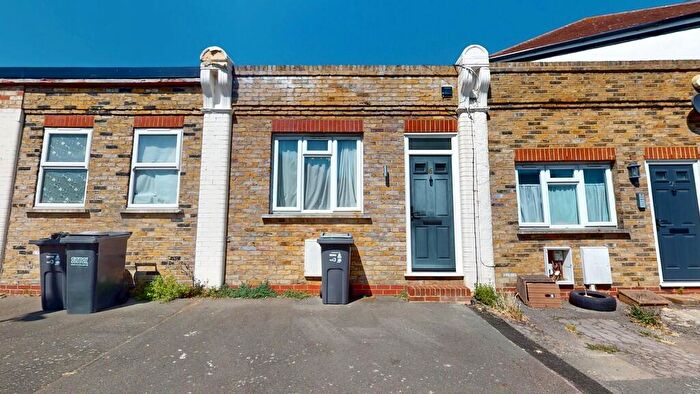 1 Bedroom Maisonette To Rent In Split Level One Bedroom Flat In Woodside, SE25
