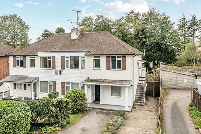 2 Bedroom Flat For Sale In Oatlands Drive, Weybridge, KT13